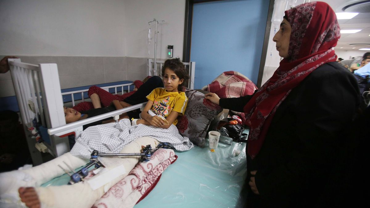 Z nemocnice v Pásmu Gazy je mrtvá zóna, hlásí WHO. U vchodu je masový hrob